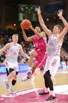 Parker Jackson-Cartwright Telekom Baskets Bonn vs. Leon Radosevic FC Bayern München easyCredit BBL 1. Bundesliga , Saison 2021 2022 , Hauptrunde 24. Spieltag