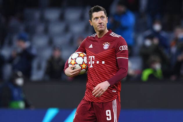 Fußball Champions League Achtelfinale FC Bayern München - FC Salzburg am 08.03.2022 in der Allianz Arena in München Robert Lewandowski ( München ) schnappt sich nach seinem Hattrick den Spielball