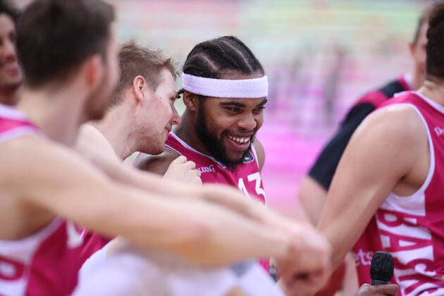 08.03.22, Bonn, Basketball, 1. Bundesliga, easyCredit BBL, Hauptrunde, 25.Spieltag, Telekom Dome: Telekom Baskets Bonn - FC Bayern Muenchen. Javontae Hawkins und Teamkollegen von Telekom Baskets Bonn jubeln nach dem Sieg. Baskets Bonn - Bayern Muenchen