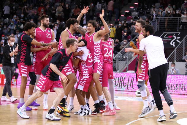 08.03.22, Bonn, Basketball, 1. Bundesliga, easyCredit BBL, Hauptrunde, 25.Spieltag, Telekom Dome: Telekom Baskets Bonn - FC Bayern Muenchen. Spieler von Telekom Baskets Bonn jubeln nach dem Sieg. Baskets Bonn - Bayern Muenchen