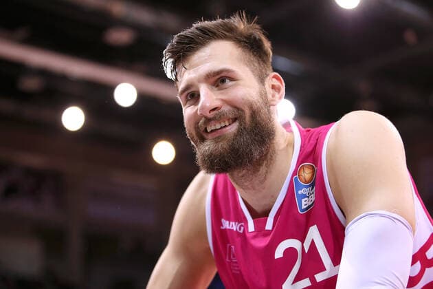 08.03.22, Bonn, Basketball, 1. Bundesliga, easyCredit BBL, Hauptrunde, 25.Spieltag, Telekom Dome: Telekom Baskets Bonn - FC Bayern Muenchen. Leon Kratzer von Telekom Baskets Bonn jubelt nach dem Sieg. Baskets Bonn - Bayern Muenchen