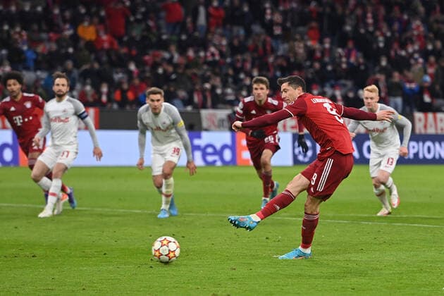Tor Robert LEWANDOWSKI (Bayern Muenchen) zum 2-0 per Elfmeter,Strafstoss, Aktion,Torschuss. Fussball Champions League Achtelfinale FC Bayern Muenchen - RB Salzburg 7-1, am 08.03.2022 A L L I A N Z A R E N A .