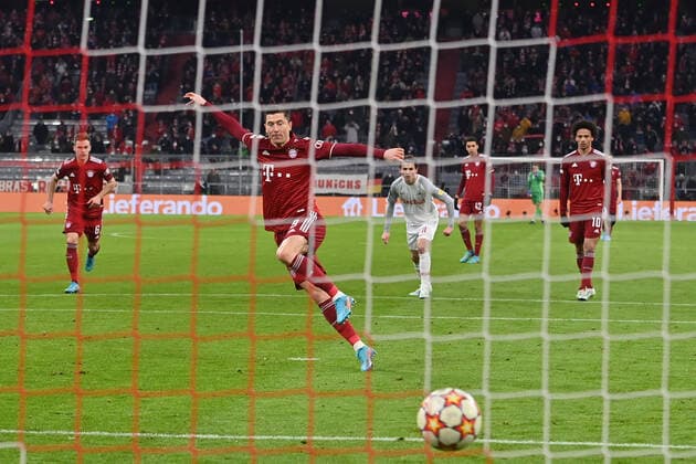 Tor zum 1-0 von Robert LEWANDOWSKI (Bayern Muenchen) per Elfmeter,Strafstoss, Aktion,Torschuss.Hintertorkamera,Hintertorperspektive. Fussball Champions League Achtelfinale FC Bayern Muenchen - RB Salzburg 7-1, am 08.03.2022 A L L I A N Z A R E N A .