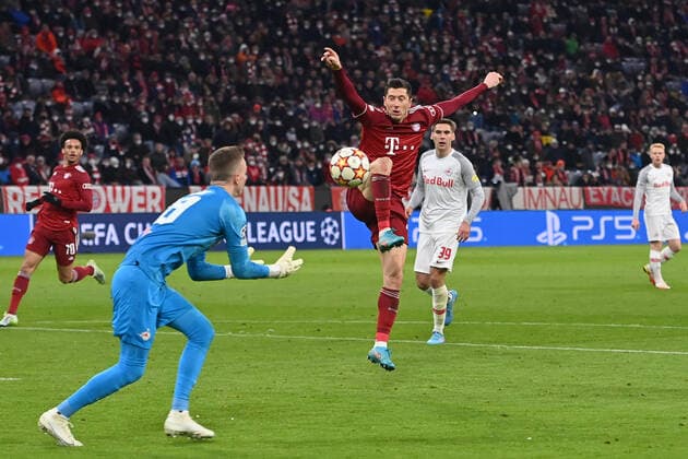 Torchance Robert LEWANDOWSKI (Bayern Muenchen) Aktion,Zweikampf gegen Torwart Philipp KOEHN (Salzburg), Strafraumszene. Fussball Champions League Achtelfinale FC Bayern Muenchen - RB Salzburg 7-1, am 08.03.2022 A L L I A N Z A R E N A .
