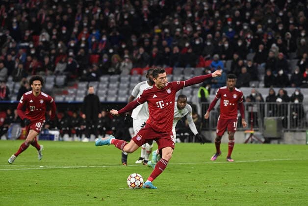 Fussball, Herren, Saison 2021 2022, Champions League (Achtelfinale, Rückspiel), FC Bayern München - RB Salzburg (7:1), Robert Lewandowski (Bayern München) erzielt per Elfmeter das Tor zum 2:0 gegen Torwart Philipp Köhn (nicht im Bild, Red Bull Salzburg), 08.03. 2022, Copyright: xMatthiasxKochx