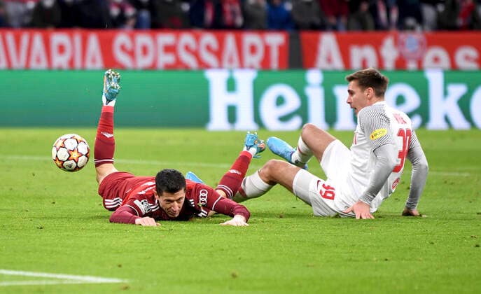 FUSSBALL CHAMPIONS LEAGUE SAISON 2021 2022 Achtelfinal Rueckspiel FC Bayern Muenchen - FC Salzburg 08.03.2022 Elfmeter nach dem Foul an Robert Lewandowski (li, FC Bayern Muenchen) durch Maximilian Woeber (re, FC Salzburg)