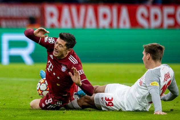 Foul von Maximilian Wöber (Salzburg) an Robert Lewandowski (Muenchen) FC Bayern München vs Red Bull Salzburg 08.03.2022, Fussball; Champions League, Saison 2021 22 Foto: Moritz Müller