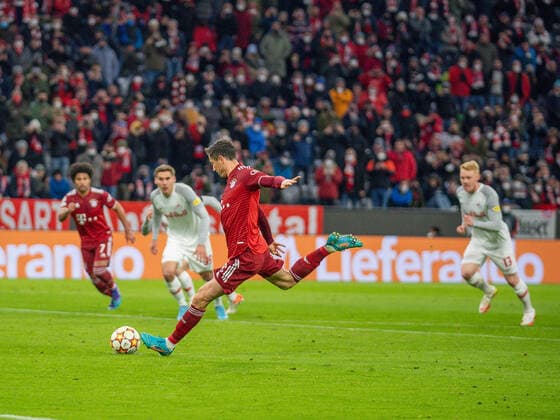 Tor zum 1.0 durch Robert Lewandowski (FC Bayern Muenchen, 09), Elfmeter, GER, FC Bayern Muenchen vs. FC Red Bull Salzburg, Fussball, Champions League, Achtelfinale, Rueckspiel, Spielzeit 2021 2022, 08.03.2022, GER, FC Bayern Muenchen vs. FC Red Bull Salzburg, Fussball, Champions League, Achtelfinale, Rueckspiel, Spielzeit 2021 2022, 08.03.2022 Muenchen Copyright: xEibner-Pressefoto SaschaxWaltherx EP_EER