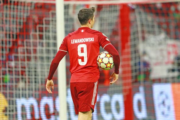 9 Robert Lewandowski (FCB) nimmt ein Spielball als Andenken mit nach Hause, Spielende, Kurios, Fussball UEFA Champions League FC Bayern Muenchen -FC Red Bull Salzburg Allianz Arena 08.03.2022 FOTO: Mladen Lackovic LakoPress