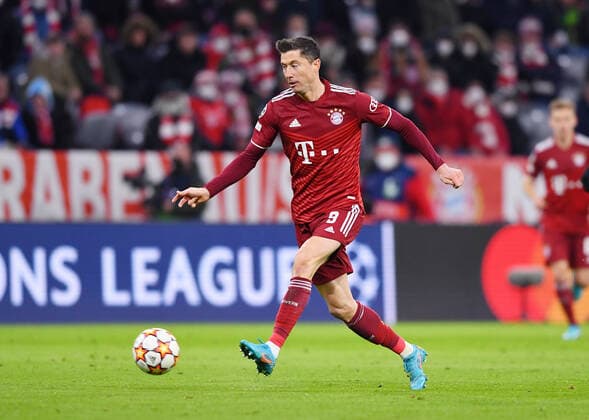 FUSSBALL CHAMPIONS LEAGUE SAISON 2021 2022 Achtelfinal Rueckspiel FC Bayern Muenchen - FC Salzburg 08.03.2022 Robert Lewandowski (FC Bayern Muenchen) am Ball