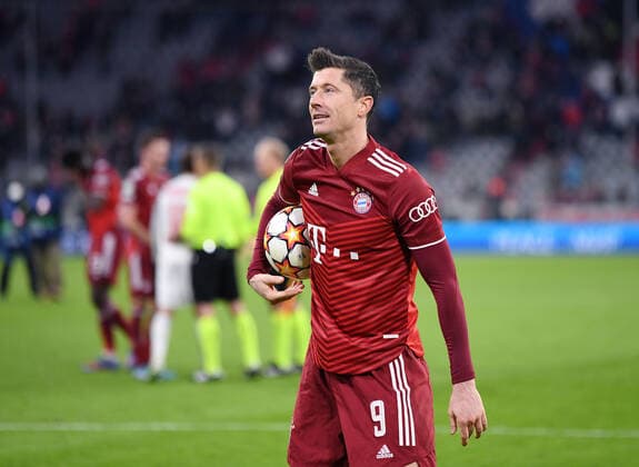 FUSSBALL CHAMPIONS LEAGUE SAISON 2021 2022 Achtelfinal Rueckspiel FC Bayern Muenchen - FC Salzburg 08.03.2022 SCHLUSSJUBEL FC Bayern Muenchen; dreifacher Torschuetze Robert Lewandowski sichert sich dem Spielball