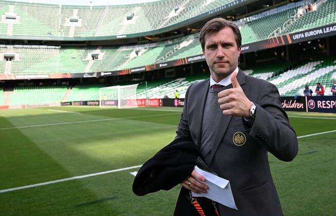 09.03.2022, xjhx, Fussball UEFA Europa League, Real Betis Sevilla - Eintracht Frankfurt emspor, v.l. Leiter der Lizenzspielabteilung Team Manager Timmo Hardung (Eintracht Frankfurt) Daumen hoch zufrieden (DFL DFB REGULATIONS PROHIBIT ANY USE OF PHOTOGRAPHS as IMAGE SEQUENCES and or QUASI-VIDEO) Sevilla