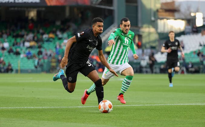 09.03.2022, Fussball UEFA Europa League, Real Betis Sevilla - Eintracht Frankfurt, emonline, emspor, v.l., Ansgar Knauff (Eintracht Frankfurt), Juanmi (Real Betis Sevilla) DFL DFB REGULATIONS PROHIBIT ANY USE OF PHOTOGRAPHS AS IMAGE SEQUENCES AND OR QUASI-VIDEO. xdcx Copyright: HMBxMedia