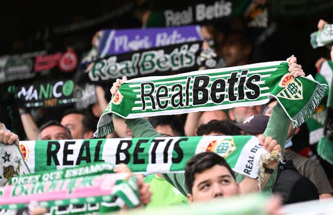 09.03.2022, xjhx, Fussball UEFA Europa League, Real Betis Sevilla - Eintracht Frankfurt emspor, v.l. Fans Zuschauer Stimmung Fahne Flaggen Betis Sevilla (DFL DFB REGULATIONS PROHIBIT ANY USE OF PHOTOGRAPHS as IMAGE SEQUENCES and or QUASI-VIDEO) Sevilla