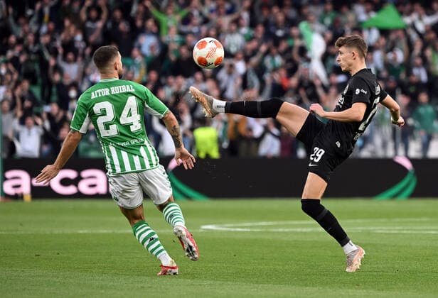 09.03.2022, xjhx, Fussball UEFA Europa League, Real Betis Sevilla - Eintracht Frankfurt emspor, v.l. Aitor Ruibal (Real Betis Sevilla) Jesper Lindström Lindstroem (Eintracht Frankfurt) Zweikampf, Aktion, action, battle for the ball (DFL DFB REGULATIONS PROHIBIT ANY USE OF PHOTOGRAPHS as IMAGE SEQUENCES and or QUASI-VIDEO) Sevilla