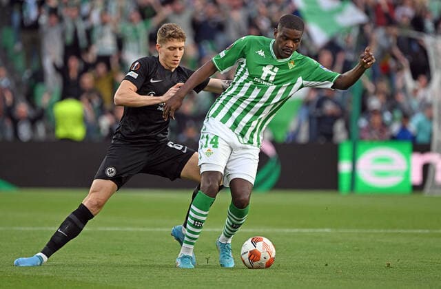 09.03.2022, xjhx, Fussball UEFA Europa League, Real Betis Sevilla - Eintracht Frankfurt emspor, v.l. Kristijan Jakic (Eintracht Frankfurt) William Carvalho (Real Betis Sevilla) Zweikampf, Aktion, action, battle for the ball (DFL DFB REGULATIONS PROHIBIT ANY USE OF PHOTOGRAPHS as IMAGE SEQUENCES and or QUASI-VIDEO) Sevilla