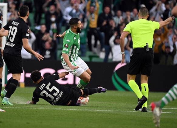 09.03.2022, xjhx, Fussball UEFA Europa League, Real Betis Sevilla - Eintracht Frankfurt emspor, v.l. Tuta (Eintracht Frankfurt) Nabil Fekir (Real Betis Sevilla) Zweikampf, Aktion, action, battle for the ball (DFL DFB REGULATIONS PROHIBIT ANY USE OF PHOTOGRAPHS as IMAGE SEQUENCES and or QUASI-VIDEO) Sevilla