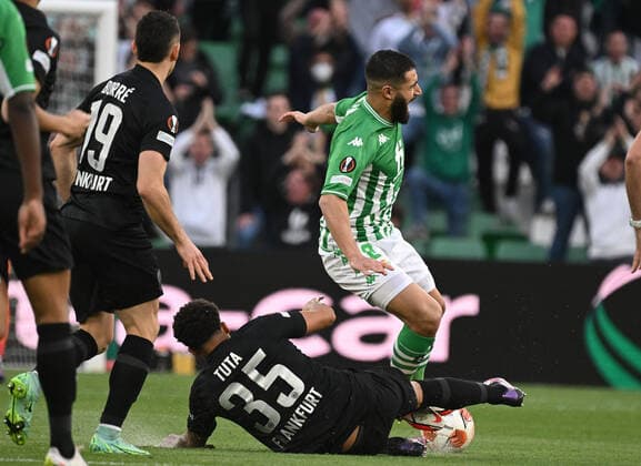 09.03.2022, xjhx, Fussball UEFA Europa League, Real Betis Sevilla - Eintracht Frankfurt emspor, v.l. Tuta (Eintracht Frankfurt) Nabil Fekir (Real Betis Sevilla) Zweikampf, Aktion, action, battle for the ball (DFL DFB REGULATIONS PROHIBIT ANY USE OF PHOTOGRAPHS as IMAGE SEQUENCES and or QUASI-VIDEO) Sevilla