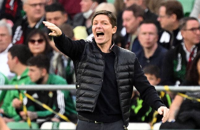 09.03.2022, xjhx, Fussball UEFA Europa League, Real Betis Sevilla - Eintracht Frankfurt emspor, v.l. Trainer Oliver Glasner (Eintracht Frankfurt) zautz gestikuliert gibt Anweisungen (DFL DFB REGULATIONS PROHIBIT ANY USE OF PHOTOGRAPHS as IMAGE SEQUENCES and or QUASI-VIDEO) Sevilla