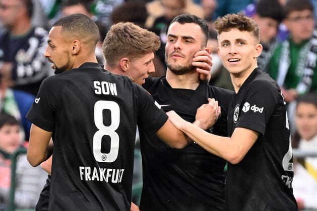 09.03.2022, xjhx, Fussball UEFA Europa League, Real Betis Sevilla - Eintracht Frankfurt emspor, v.l. Torjubel nach dem Tor zum celebrating the goal celebrate 0:1 durch Filip Kostic (Eintracht Frankfurt) (DFL DFB REGULATIONS PROHIBIT ANY USE OF PHOTOGRAPHS as IMAGE SEQUENCES and or QUASI-VIDEO) Sevilla