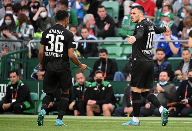 09.03.2022, xjhx, Fussball UEFA Europa League, Real Betis Sevilla - Eintracht Frankfurt emspor, v.l. Torjubel nach dem Tor zum celebrating the goal celebrate 0:1 durch Filip Kostic (Eintracht Frankfurt) (DFL DFB REGULATIONS PROHIBIT ANY USE OF PHOTOGRAPHS as IMAGE SEQUENCES and or QUASI-VIDEO) Sevilla