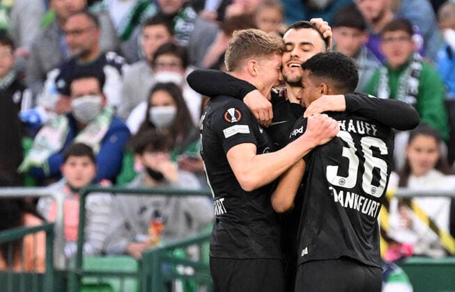 09.03.2022, xjhx, Fussball UEFA Europa League, Real Betis Sevilla - Eintracht Frankfurt emspor, v.l. Torjubel nach dem Tor zum celebrating the goal celebrate 0:1 durch Filip Kostic (Eintracht Frankfurt) Ansgar Knauff (Eintracht Frankfurt) Kristijan Jakic (Eintracht Frankfurt) (DFL DFB REGULATIONS PROHIBIT ANY USE OF PHOTOGRAPHS as IMAGE SEQUENCES and or QUASI-VIDEO) Sevilla