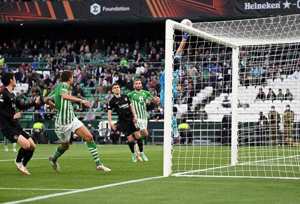 09.03.2022, xjhx, Fussball UEFA Europa League, Real Betis Sevilla - Eintracht Frankfurt emspor, v.l. Filip Kostic (Eintracht Frankfurt) erzielt das Tor zum scores the Goal 0:1 Claudio Bravo (Real Betis Sevilla) (DFL DFB REGULATIONS PROHIBIT ANY USE OF PHOTOGRAPHS as IMAGE SEQUENCES and or QUASI-VIDEO) Sevilla