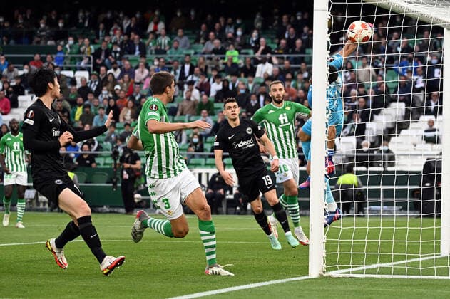 09.03.2022, xjhx, Fussball UEFA Europa League, Real Betis Sevilla - Eintracht Frankfurt emspor, v.l. Filip Kostic (Eintracht Frankfurt) erzielt das Tor zum scores the Goal 0:1 Claudio Bravo (Real Betis Sevilla) (DFL DFB REGULATIONS PROHIBIT ANY USE OF PHOTOGRAPHS as IMAGE SEQUENCES and or QUASI-VIDEO) Sevilla