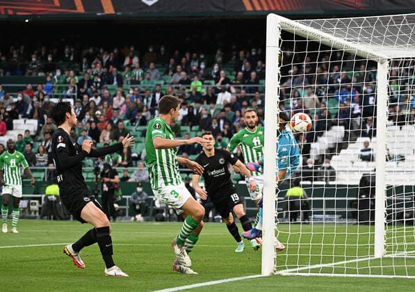 09.03.2022, xjhx, Fussball UEFA Europa League, Real Betis Sevilla - Eintracht Frankfurt emspor, v.l. Filip Kostic (Eintracht Frankfurt) erzielt das Tor zum scores the Goal 0:1 Claudio Bravo (Real Betis Sevilla) (DFL DFB REGULATIONS PROHIBIT ANY USE OF PHOTOGRAPHS as IMAGE SEQUENCES and or QUASI-VIDEO) Sevilla