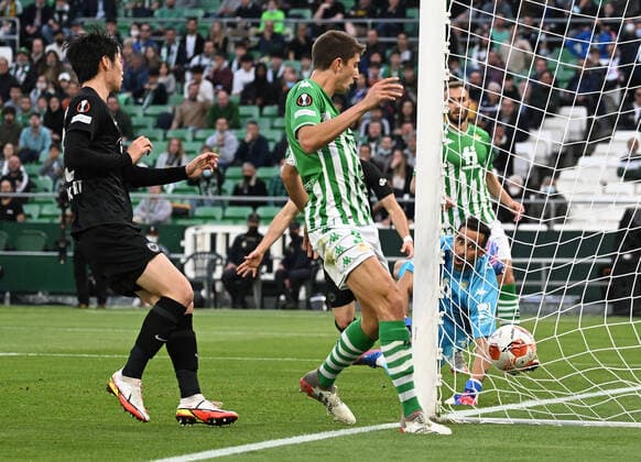 09.03.2022, xjhx, Fussball UEFA Europa League, Real Betis Sevilla - Eintracht Frankfurt emspor, v.l. Filip Kostic (Eintracht Frankfurt) erzielt das Tor zum scores the Goal 0:1 Claudio Bravo (Real Betis Sevilla) (DFL DFB REGULATIONS PROHIBIT ANY USE OF PHOTOGRAPHS as IMAGE SEQUENCES and or QUASI-VIDEO) Sevilla