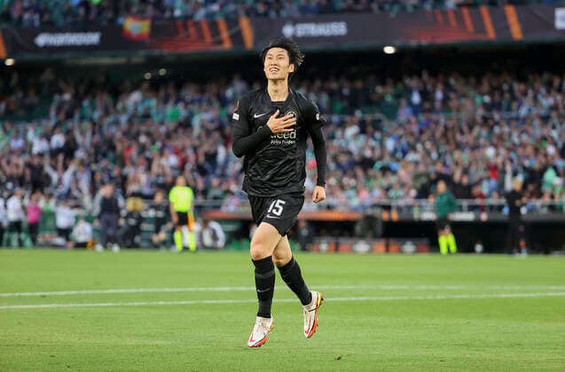 09.03.2022, Fussball UEFA Europa League, Real Betis Sevilla - Eintracht Frankfurt, emonline, emspor, v.l., Torjubel zum 1:2 durch Daichi Kamada (Eintracht Frankfurt), Goal celebration, celebrate the goal DFL DFB REGULATIONS PROHIBIT ANY USE OF PHOTOGRAPHS AS IMAGE SEQUENCES AND OR QUASI-VIDEO. xdcx Copyright: HMBxMedia