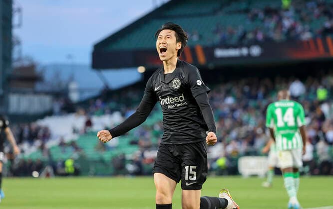09.03.2022, Fussball UEFA Europa League, Real Betis Sevilla - Eintracht Frankfurt, emonline, emspor, v.l., Torjubel zum 1:2 durch Daichi Kamada (Eintracht Frankfurt), Goal celebration, celebrate the goal DFL DFB REGULATIONS PROHIBIT ANY USE OF PHOTOGRAPHS AS IMAGE SEQUENCES AND OR QUASI-VIDEO. xdcx Copyright: HMBxMedia