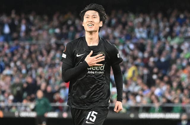 09.03.2022, xjhx, Fussball UEFA Europa League, Real Betis Sevilla - Eintracht Frankfurt emspor, v.l. Torjubel nach dem Tor zum celebrating the goal celebrate 1:2 durch Daichi Kamada (Eintracht Frankfurt) (DFL DFB REGULATIONS PROHIBIT ANY USE OF PHOTOGRAPHS as IMAGE SEQUENCES and or QUASI-VIDEO) Sevilla