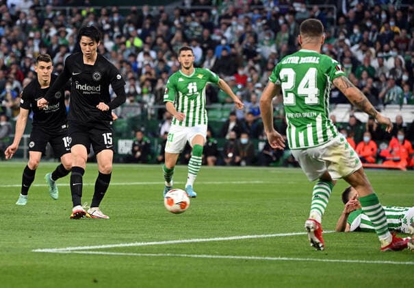 09.03.2022, xjhx, Fussball UEFA Europa League, Real Betis Sevilla - Eintracht Frankfurt emspor, v.l. Daichi Kamada (Eintracht Frankfurt) erzielt das Tor zum scores the Goal 1:2 (DFL DFB REGULATIONS PROHIBIT ANY USE OF PHOTOGRAPHS as IMAGE SEQUENCES and or QUASI-VIDEO) Sevilla