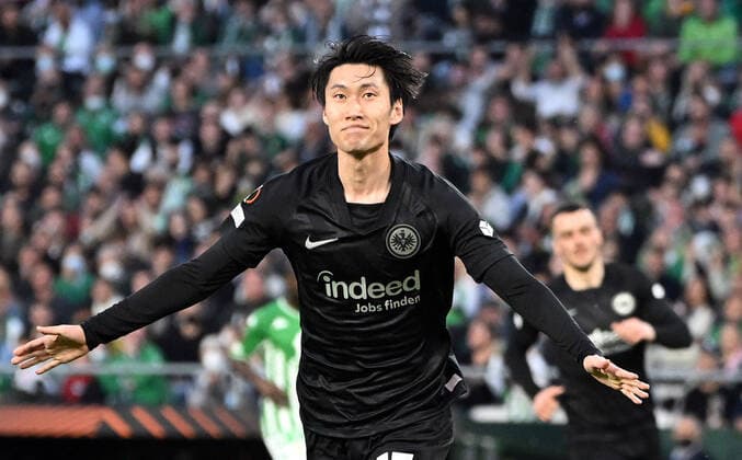 09.03.2022, xjhx, Fussball UEFA Europa League, Real Betis Sevilla - Eintracht Frankfurt emspor, v.l. Torjubel nach dem Tor zum celebrating the goal celebrate 1:2 durch Daichi Kamada (Eintracht Frankfurt) (DFL DFB REGULATIONS PROHIBIT ANY USE OF PHOTOGRAPHS as IMAGE SEQUENCES and or QUASI-VIDEO) Sevilla