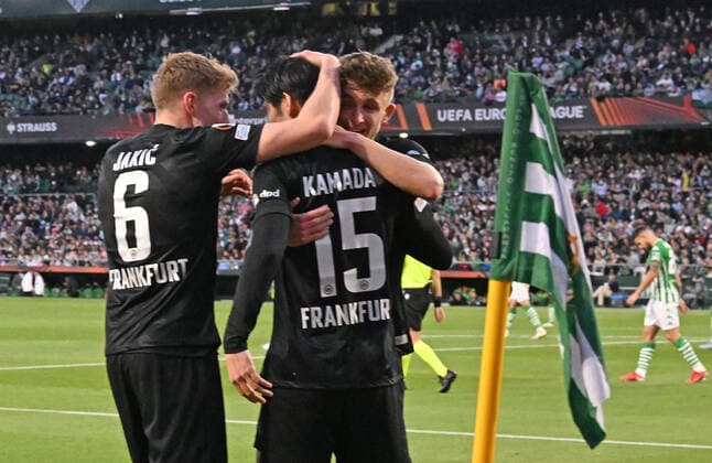 09.03.2022, xjhx, Fussball UEFA Europa League, Real Betis Sevilla - Eintracht Frankfurt emspor, v.l. Torjubel nach dem Tor zum celebrating the goal celebrate 1:2 durch Daichi Kamada (Eintracht Frankfurt) (DFL DFB REGULATIONS PROHIBIT ANY USE OF PHOTOGRAPHS as IMAGE SEQUENCES and or QUASI-VIDEO) Sevilla