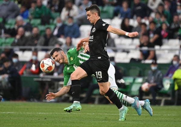 09.03.2022, xjhx, Fussball UEFA Europa League, Real Betis Sevilla - Eintracht Frankfurt emspor, v.l. Guido Rodriguez (Real Betis Sevilla) Rafael Borre, Rafael Santos Borre Maury (Eintracht Frankfurt) Zweikampf, Aktion, action, battle for the ball (DFL DFB REGULATIONS PROHIBIT ANY USE OF PHOTOGRAPHS as IMAGE SEQUENCES and or QUASI-VIDEO) Sevilla