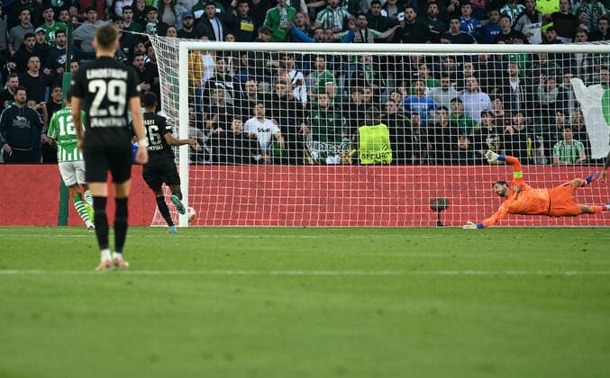 09.03.2022, xjhx, Fussball UEFA Europa League, Real Betis Sevilla - Eintracht Frankfurt emspor, v.l. Tor zum 1:1 durch Nabil Fekir (Real Betis Sevilla) Kevin Trapp (Eintracht Frankfurt) (DFL DFB REGULATIONS PROHIBIT ANY USE OF PHOTOGRAPHS as IMAGE SEQUENCES and or QUASI-VIDEO) Sevilla