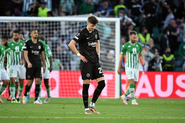 09.03.2022, xjhx, Fussball UEFA Europa League, Real Betis Sevilla - Eintracht Frankfurt emspor, v.l. Jesper Lindström Lindstroem (Eintracht Frankfurt) enttaeuscht traurig frustriert dissapointed nach dem Tor zum 1:1 durch Nabil Fekir (Real Betis Sevilla) (DFL DFB REGULATIONS PROHIBIT ANY USE OF PHOTOGRAPHS as IMAGE SEQUENCES and or QUASI-VIDEO) Sevilla