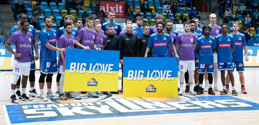 Sport Themen der Woche KW10 09.03.2022, xsltx, Basketball BBL Bundesliga, Frankfurt Skyliners - BG Göttingen emspor, v.l. Solidarität mit der Ukraine (DFL DFB REGULATIONS PROHIBIT ANY USE OF PHOTOGRAPHS as IMAGE SEQUENCES and or QUASI-VIDEO) Frankfurt am Main