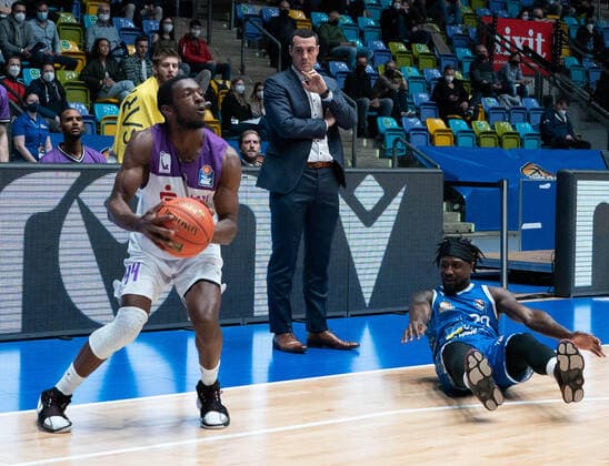 09.03.2022, xsltx, Basketball BBL Bundesliga, Frankfurt Skyliners - BG Göttingen emspor, v.l. Kamar Baldwin - Guard (BG Göttingen), Roel Moors - Head Coach (BG Göttingen), Will Cherry - Point Guard (Fraport Skyliners) (DFL DFB REGULATIONS PROHIBIT ANY USE OF PHOTOGRAPHS as IMAGE SEQUENCES and or QUASI-VIDEO) Frankfurt am Main