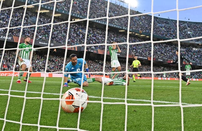 09.03.2022, xjhx, Fussball UEFA Europa League, Real Betis Sevilla - Eintracht Frankfurt emspor, v.l. Daichi Kamada (Eintracht Frankfurt) erzielt das Tor zum scores the Goal 1:2 Claudio Bravo (Real Betis Sevilla) (DFL DFB REGULATIONS PROHIBIT ANY USE OF PHOTOGRAPHS as IMAGE SEQUENCES and or QUASI-VIDEO) Sevilla