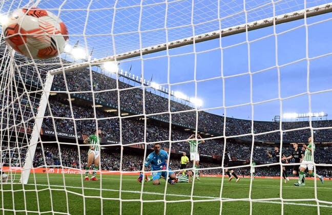 09.03.2022, xjhx, Fussball UEFA Europa League, Real Betis Sevilla - Eintracht Frankfurt emspor, v.l. Daichi Kamada (Eintracht Frankfurt) erzielt das Tor zum scores the Goal 1:2 Claudio Bravo (Real Betis Sevilla) (DFL DFB REGULATIONS PROHIBIT ANY USE OF PHOTOGRAPHS as IMAGE SEQUENCES and or QUASI-VIDEO) Sevilla