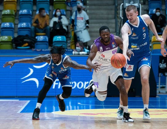09.03.2022, xsltx, Basketball BBL Bundesliga, Frankfurt Skyliners - BG Göttingen emspor, v.l. Will Cherry - Point Guard (Fraport Skyliners), Kamar Baldwin - Guard (BG Göttingen), Matt Haarms - Center (Fraport Skyliners) (DFL DFB REGULATIONS PROHIBIT ANY USE OF PHOTOGRAPHS as IMAGE SEQUENCES and or QUASI-VIDEO) Frankfurt am Main