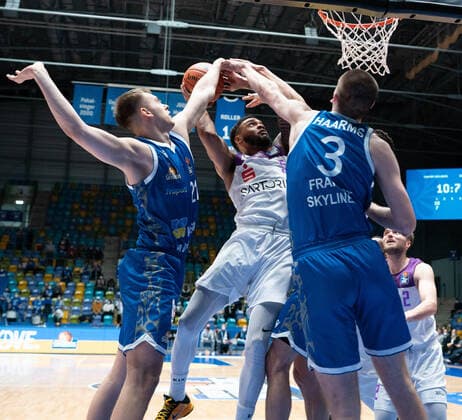 09.03.2022, xsltx, Basketball BBL Bundesliga, Frankfurt Skyliners - BG Göttingen emspor, v.l. Lorenz Brenneke - Power Forward (Fraport Skyliners), Jeff Roberson - Forward (BG Göttingen), Matt Haarms - Center (Fraport Skyliners), Jake Toolson - Guard (BG Göttingen) (DFL DFB REGULATIONS PROHIBIT ANY USE OF PHOTOGRAPHS as IMAGE SEQUENCES and or QUASI-VIDEO) Frankfurt am Main
