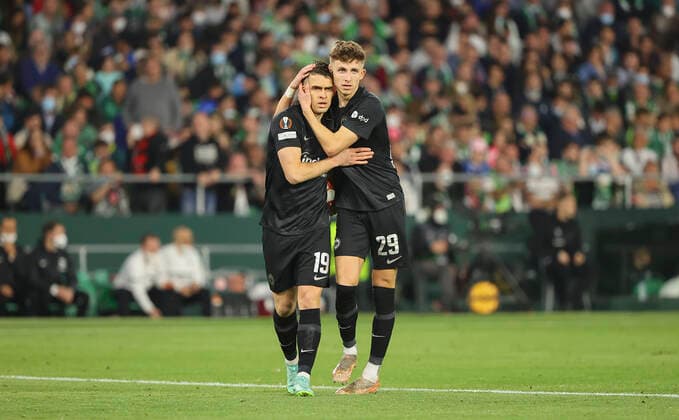 09.03.2022, Fussball UEFA Europa League, Real Betis Sevilla - Eintracht Frankfurt, emonline, emspor, v.l., Rafael Borre (Eintracht Frankfurt) tröstet Jesper Lindström (Eintracht Frankfurt) DFL DFB REGULATIONS PROHIBIT ANY USE OF PHOTOGRAPHS AS IMAGE SEQUENCES AND OR QUASI-VIDEO. xdcx Copyright: HMBxMedia