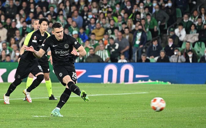 09.03.2022, xjhx, Fussball UEFA Europa League, Real Betis Sevilla - Eintracht Frankfurt emspor, v.l. Rafael Borre, Rafael Santos Borre Maury (Eintracht Frankfurt) scheitert an Claudio Bravo (Real Betis Sevilla) Handelfmeter verschossen vergeben (DFL DFB REGULATIONS PROHIBIT ANY USE OF PHOTOGRAPHS as IMAGE SEQUENCES and or QUASI-VIDEO) Sevilla