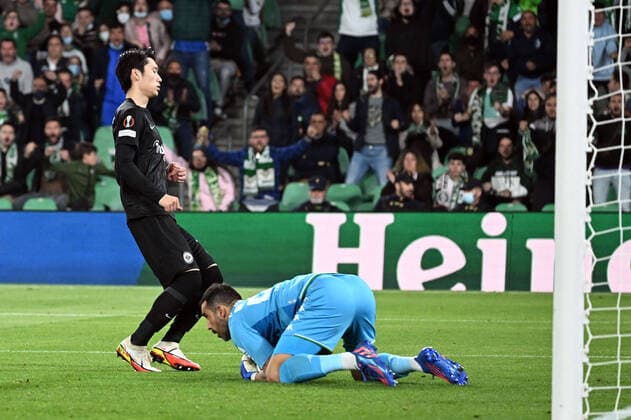 09.03.2022, xjhx, Fussball UEFA Europa League, Real Betis Sevilla - Eintracht Frankfurt emspor, v.l. Claudio Bravo (Real Betis Sevilla) pariert haelt den Handelfmeter von Rafael Borre, Rafael Santos Borre Maury (Eintracht Frankfurt) (DFL DFB REGULATIONS PROHIBIT ANY USE OF PHOTOGRAPHS as IMAGE SEQUENCES and or QUASI-VIDEO) Sevilla
