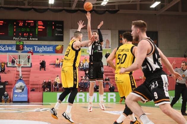 Viktors Iljins (Itzehoe Eagles 13) gegen Daniel Keppeler (Tigers Tuebingen 31) Tigers Tuebingen vs Itzehoe Eagles Basketball, Maenner, Barmer, 2.Basketball Bundesliga, ProA Hauptrunde , 26.Spieltag, 09.03.2022 Foto:Eibner Tobias Baur Tigers Tuebingen vs Itzehoe Eagles Basketball, 2. Basketball Bundesliga, Liga Pro A, 26.Spieltag, 09.03.2022 Tuebingen Copyright: xEibner-Pressefotox EP_TBR
