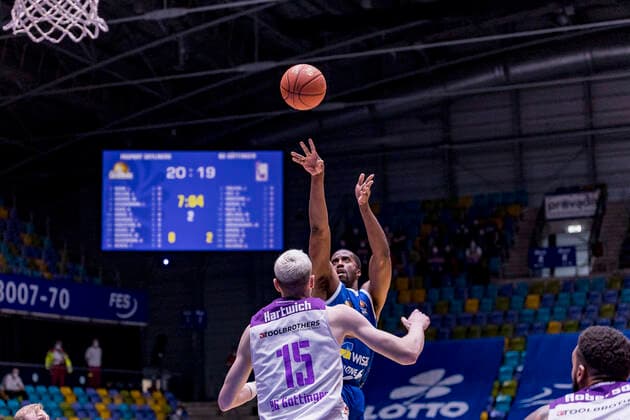 easyCredit BBL, Fraport Skyliners vs. BG Göttingen, Frankfurt, Fraport Arena, 9.3.2022 Jamel McLean (Fraport Skyliners 1) & Philipp Hartwich (BG Göttingen 15), Fraport Skyliners vs. BG Göttingen, Frankfurt, Fraport Arena, 9.3.2022 Copyright: xBEAUTIFULxSPORTS Gawlikx